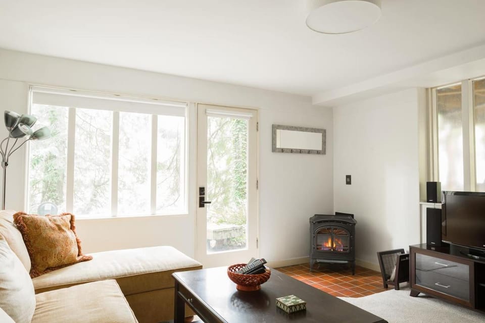 Mercer Island Apartment in the Woods Pets Allowed Apartment in Mercer Island