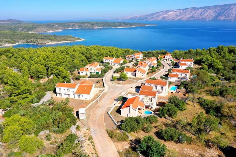 Property building, Nearby landmark, Natural landscape, Bird's eye view, Mountain view, Sea view, Location