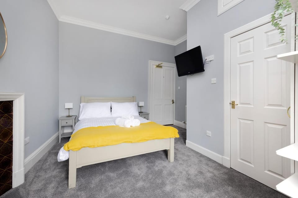 Bed, TV and multimedia, Photo of the whole room, Bedroom