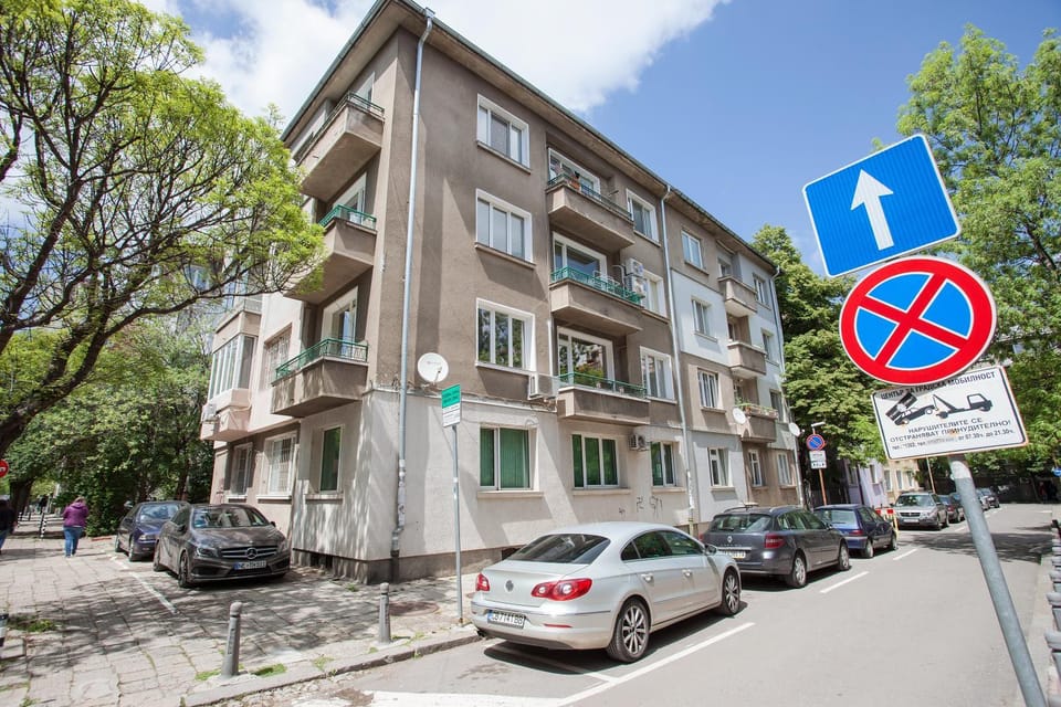 Property building, Facade/entrance, Day, Neighbourhood, Street view, Location, Parking