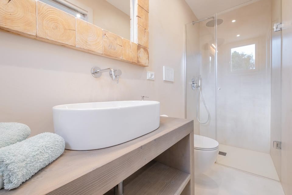 Shower, Toilet, Bathroom, towels