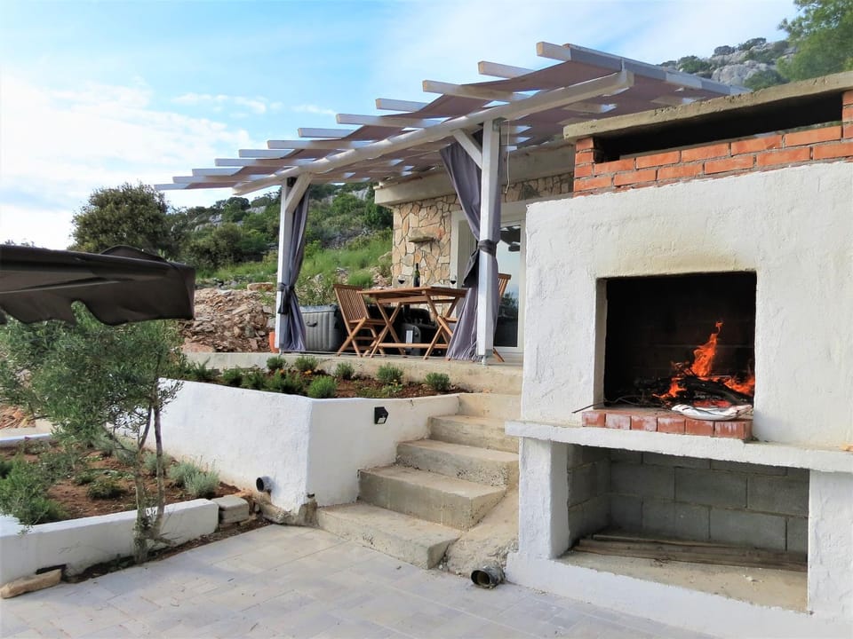 Facade/entrance, Natural landscape, Summer, BBQ facilities, On site, Lunch, Dinner, Sunset
