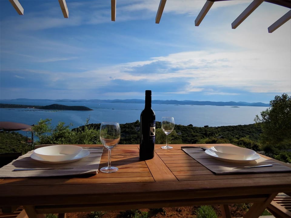 Restaurant/places to eat, Food close-up, BBQ facilities, Garden, Balcony/Terrace, Dining area, Beach, Garden view, Landmark view, Mountain view, Sea view, Lunch, Dinner, Drinks, Alcoholic drinks, Family
