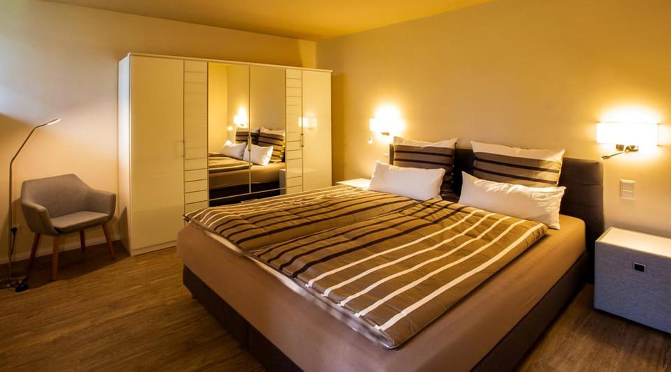 Bed, Photo of the whole room, Seating area, Bedroom