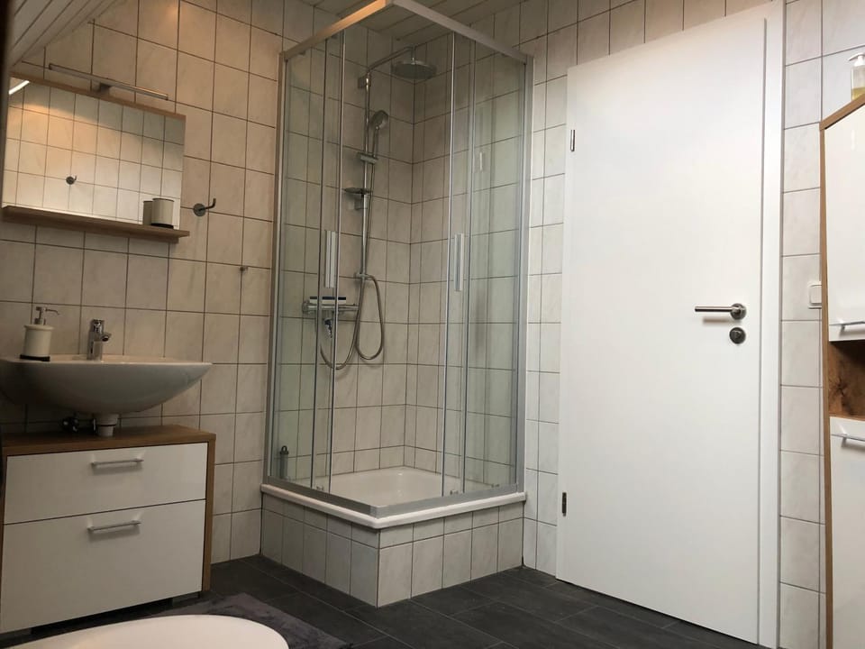 Shower, Toilet