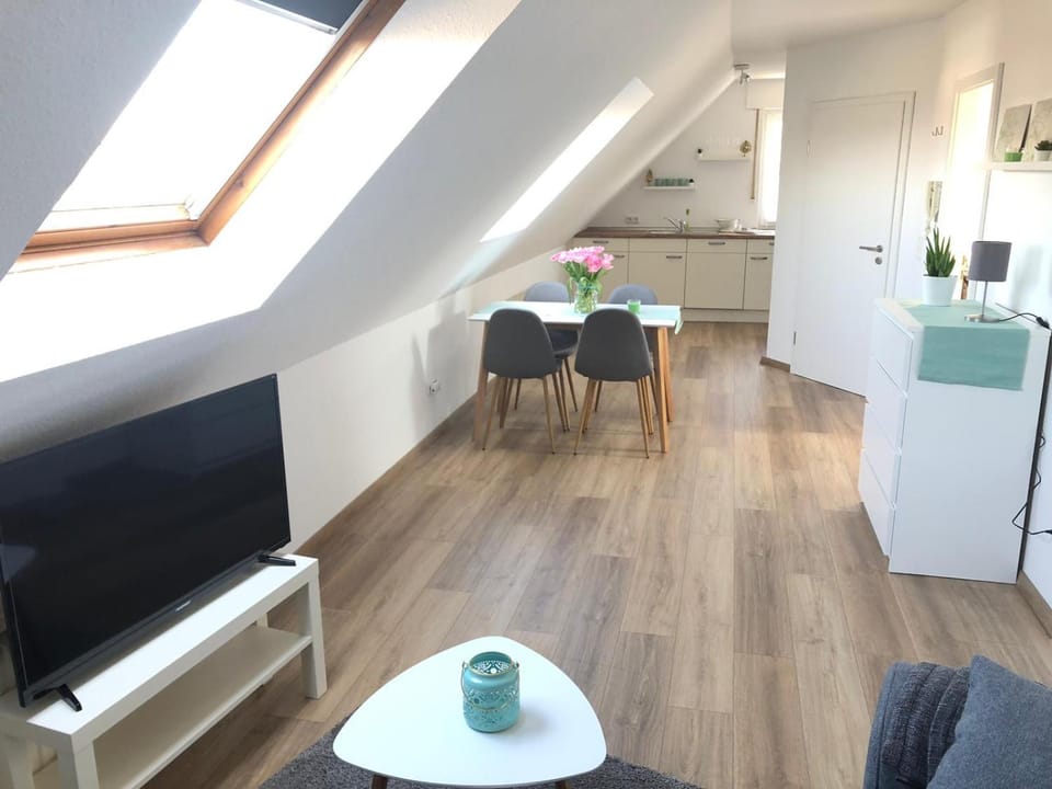 TV and multimedia, Living room, Seating area, Dining area