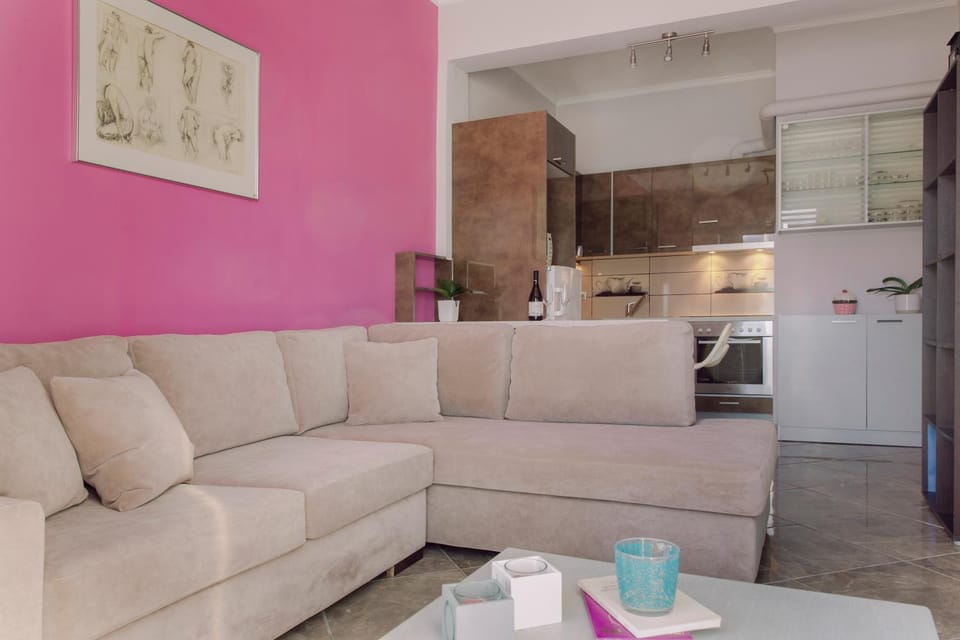 Kitchen or kitchenette, Living room, Seating area, Dining area, Communal kitchen