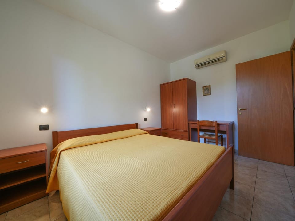 Bed, Photo of the whole room, Bedroom, wardrobe, air conditioner