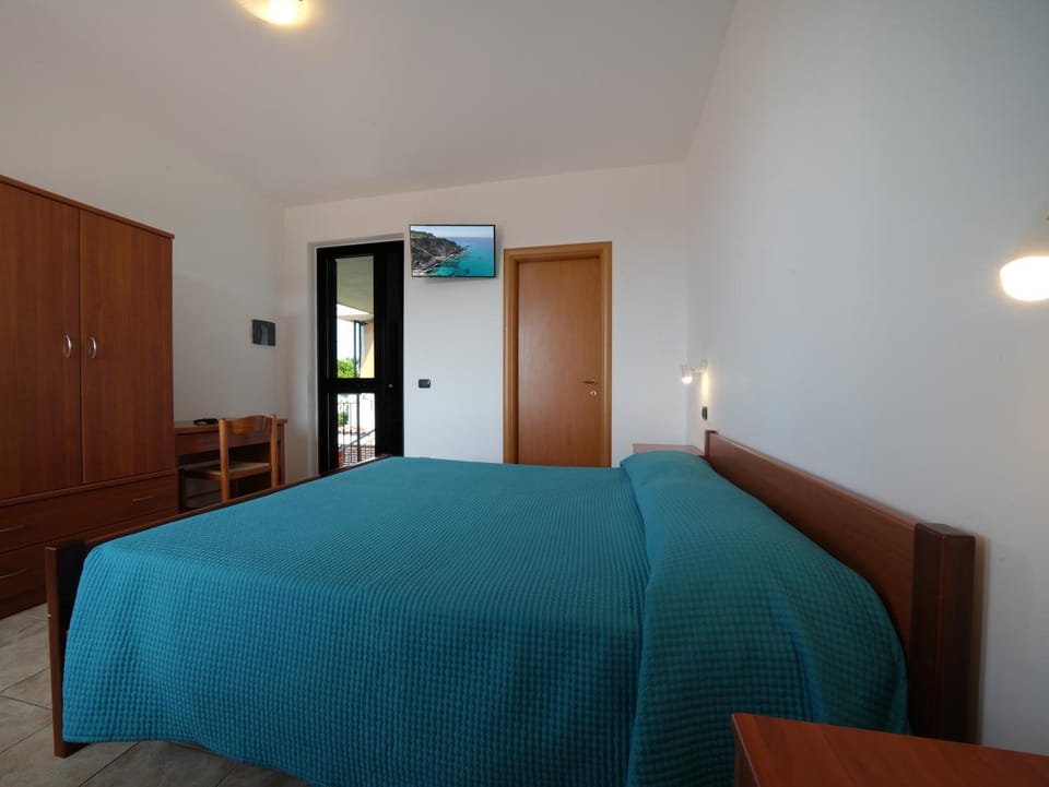 Bed, Bathroom, Kitchen or kitchenette, Photo of the whole room, Bedroom