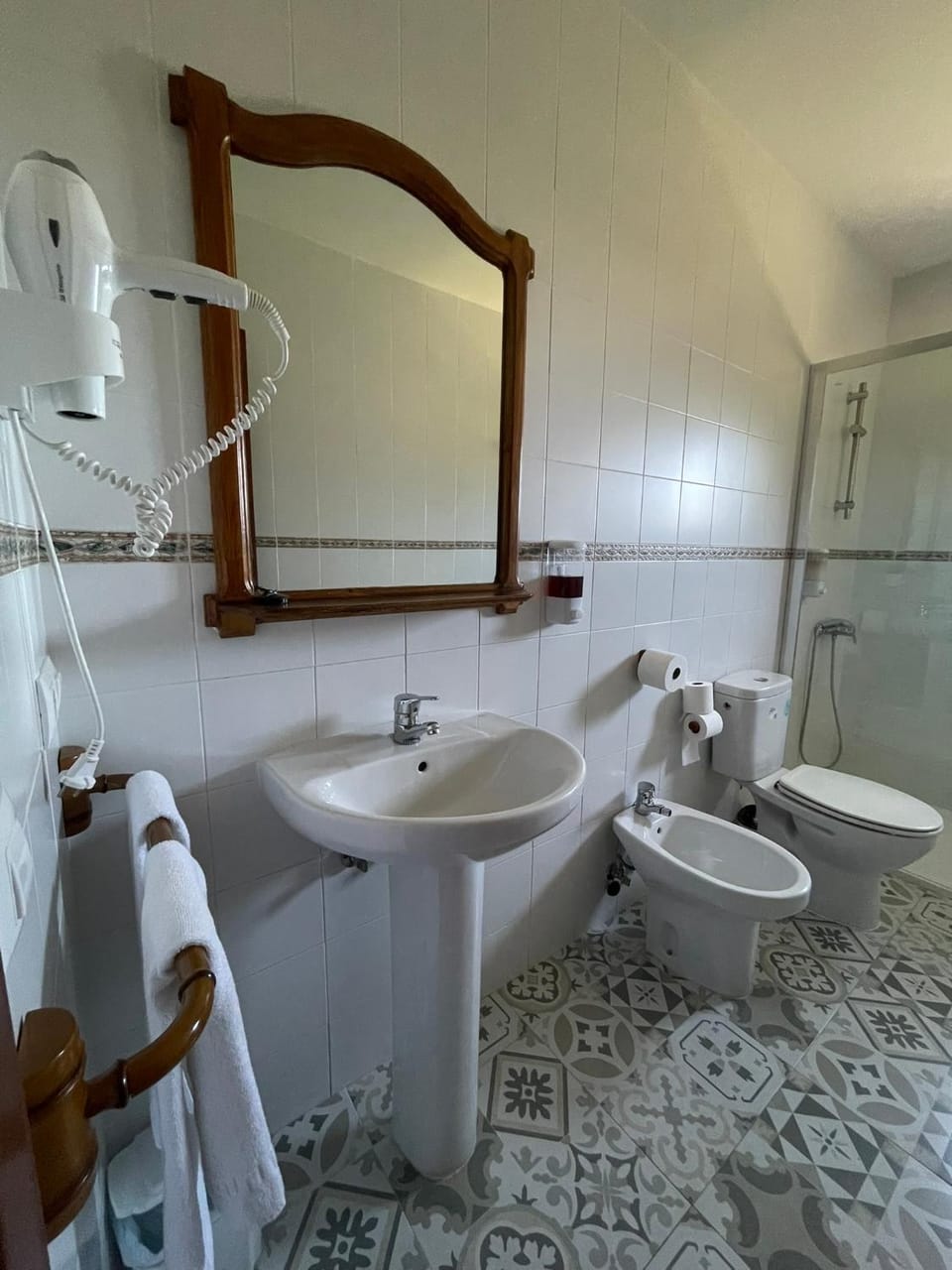 Shower, Bathroom, bidet, towels