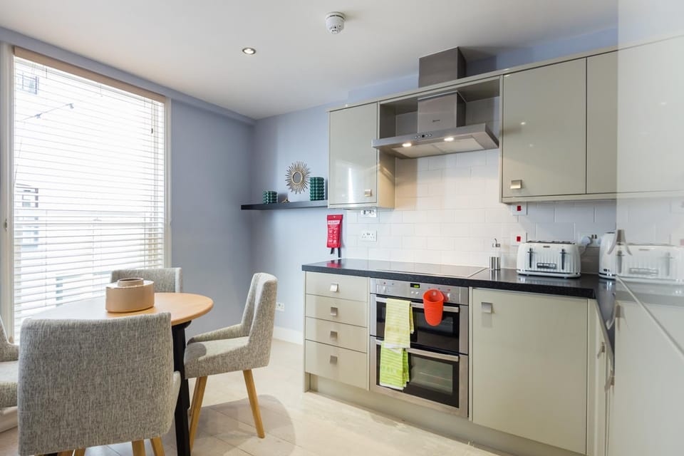Coffee/tea facilities, Kitchen or kitchenette, Dining area, dishwasher, minibar, oven, pet friendly, stove, toaster
