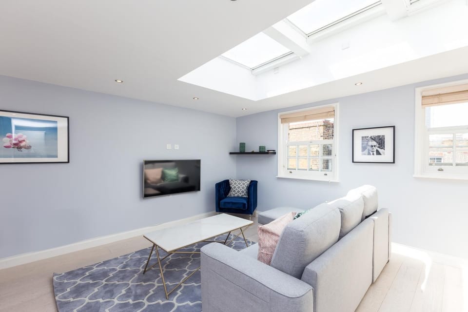 TV and multimedia, Living room, Photo of the whole room, Seating area, Evening entertainment