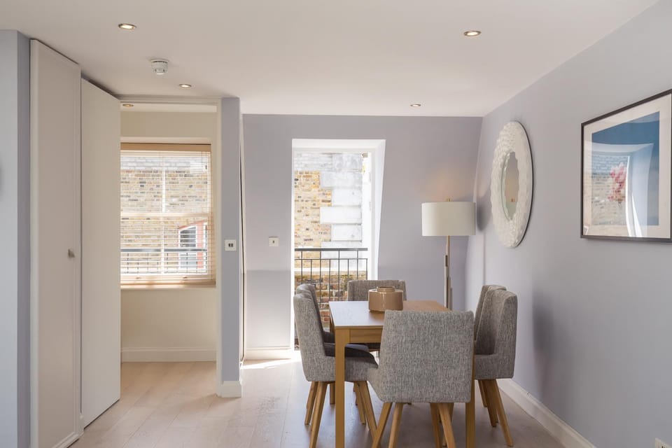 View (from property/room), Living room, Seating area, Dining area, wardrobe