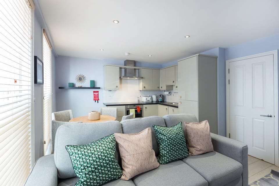 Coffee/tea facilities, Kitchen or kitchenette, Living room, Seating area, Dining area, oven, stove