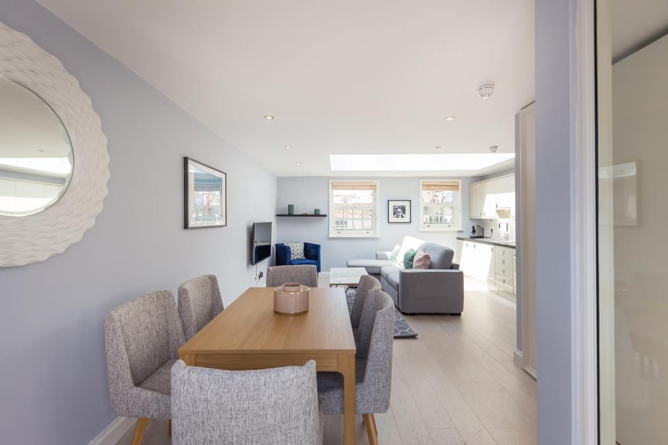 TV and multimedia, Kitchen or kitchenette, Living room, Seating area, Dining area
