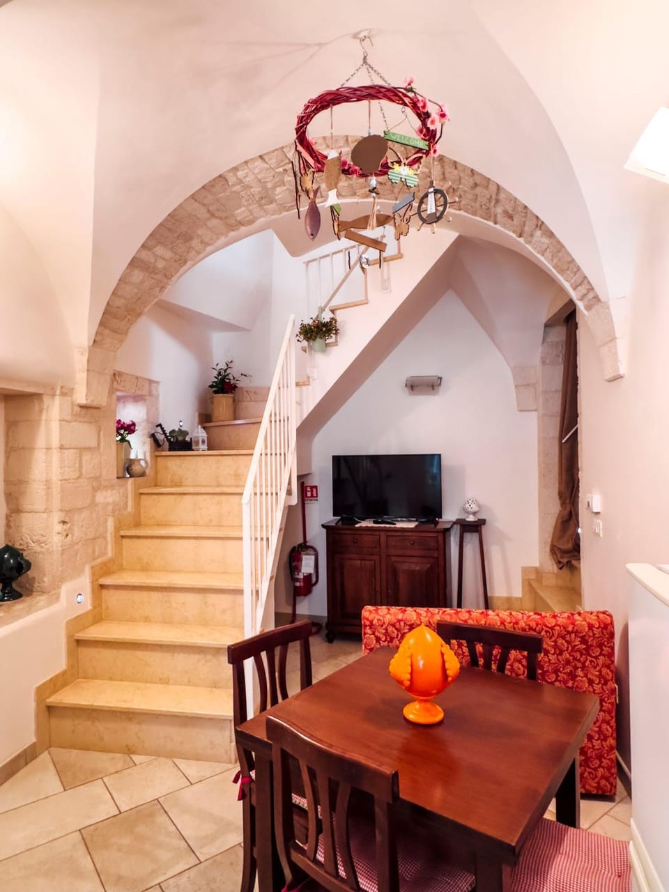 TV and multimedia, Living room, Decorative detail, Seating area