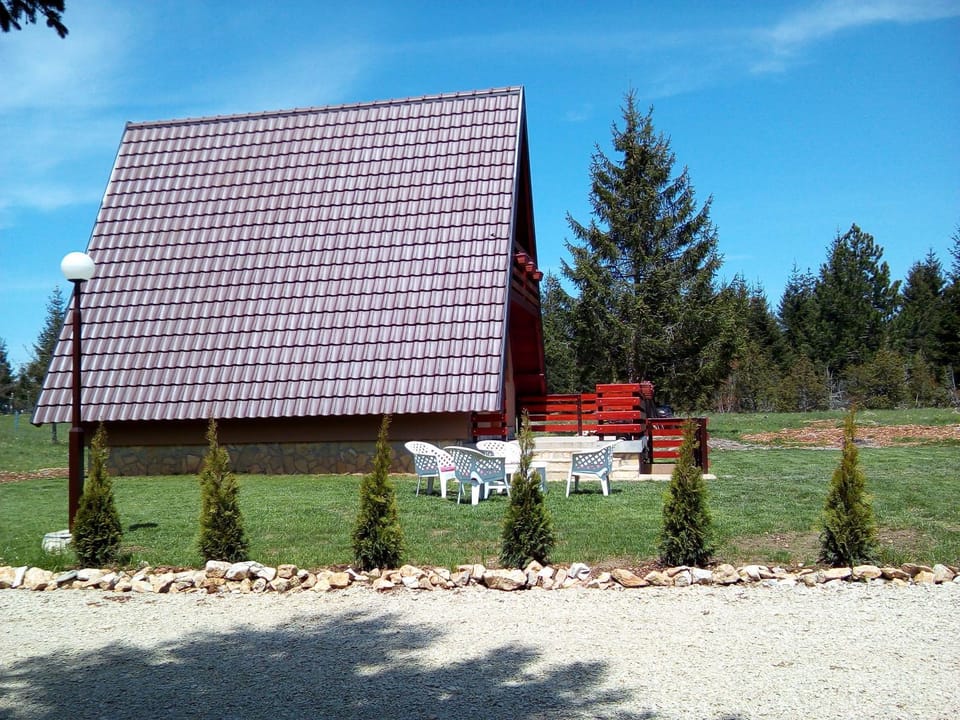 Property building, Day, Natural landscape, Garden, Garden view, sunbed