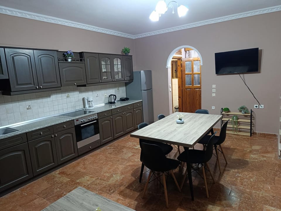 TV and multimedia, Kitchen or kitchenette, Dining area, oven, stove