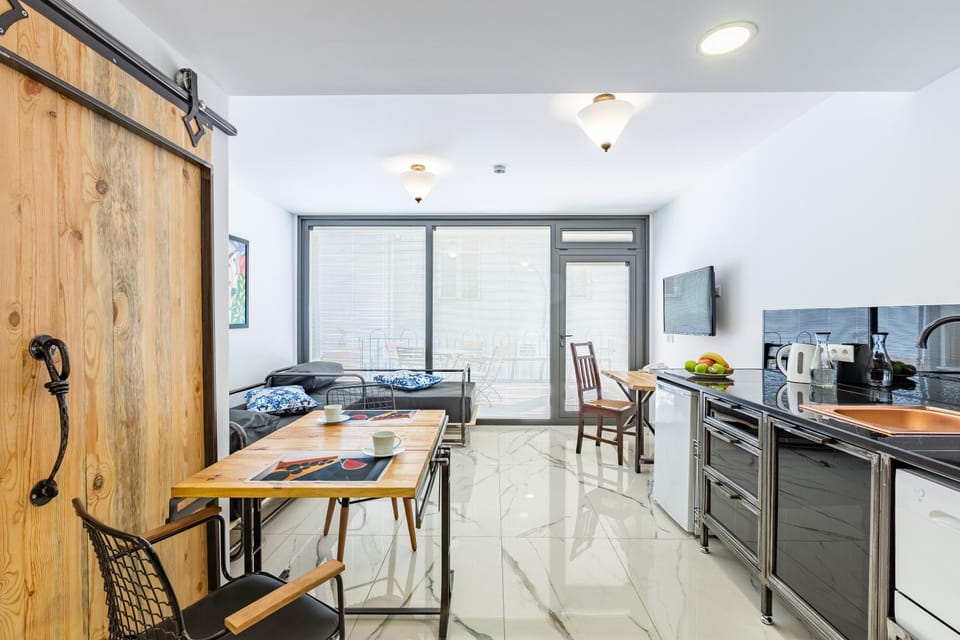 Kitchen or kitchenette, Living room, Seating area, Dining area
