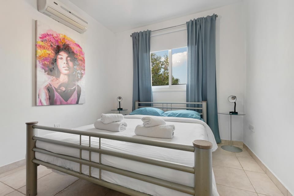 Bed, Photo of the whole room, Bedroom, towels, air conditioner