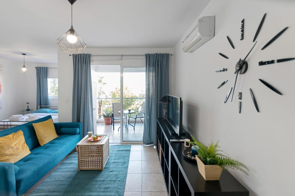 Communal lounge/ TV room, TV and multimedia, Living room, Seating area, air conditioner