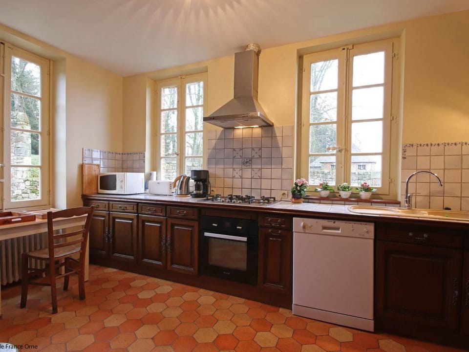 Demeure historique dans un château avec jardin et connexion WIFI - FR-1-497-13 House in Normandy