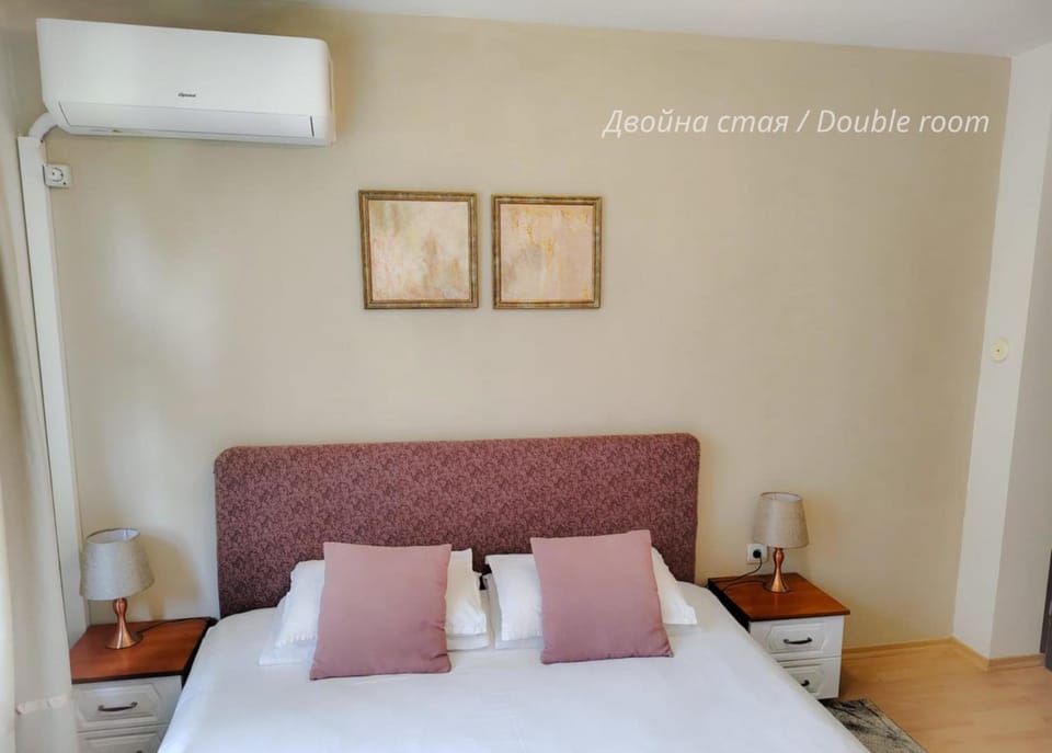 Bed, Photo of the whole room, air conditioner