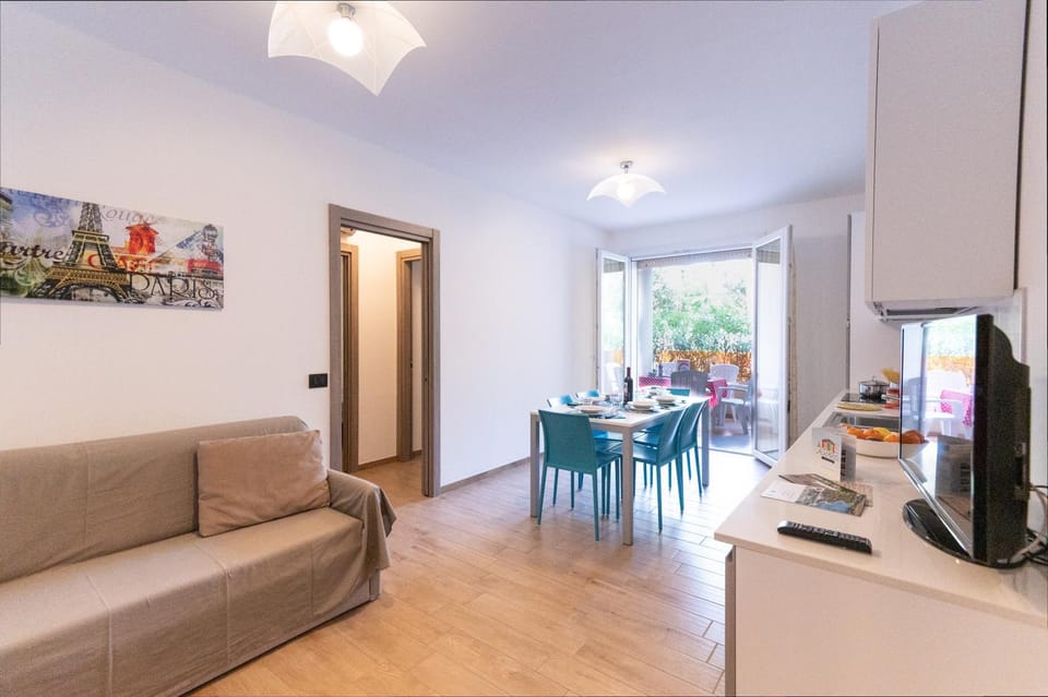 TV and multimedia, Kitchen or kitchenette, Living room, Seating area, Dining area