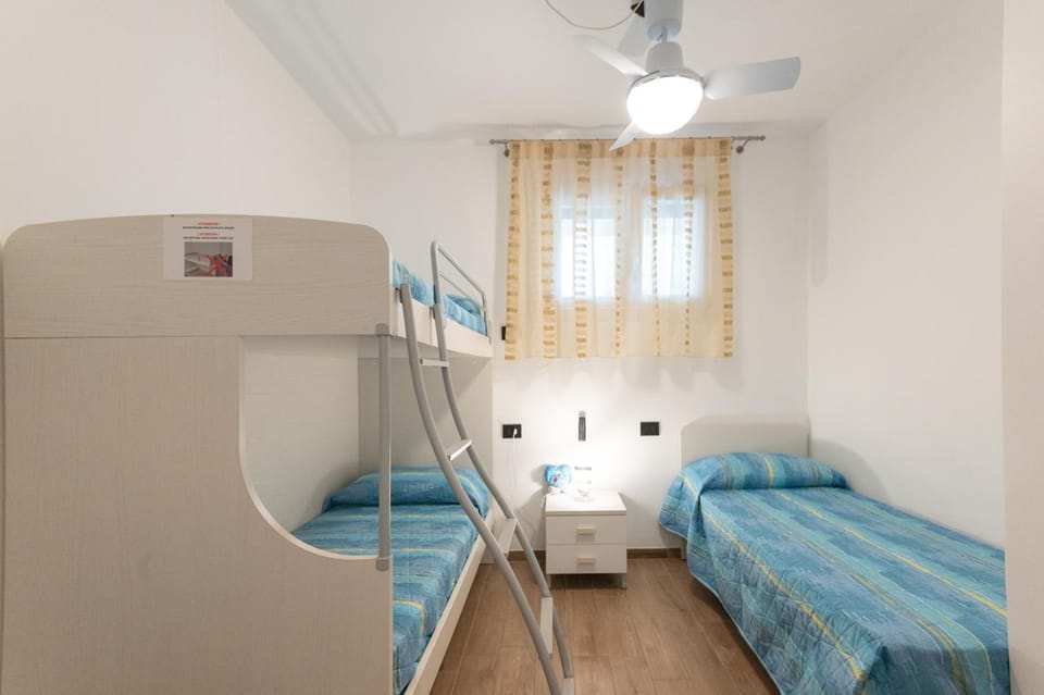Bed, Bedroom, bunk bed, fireplace