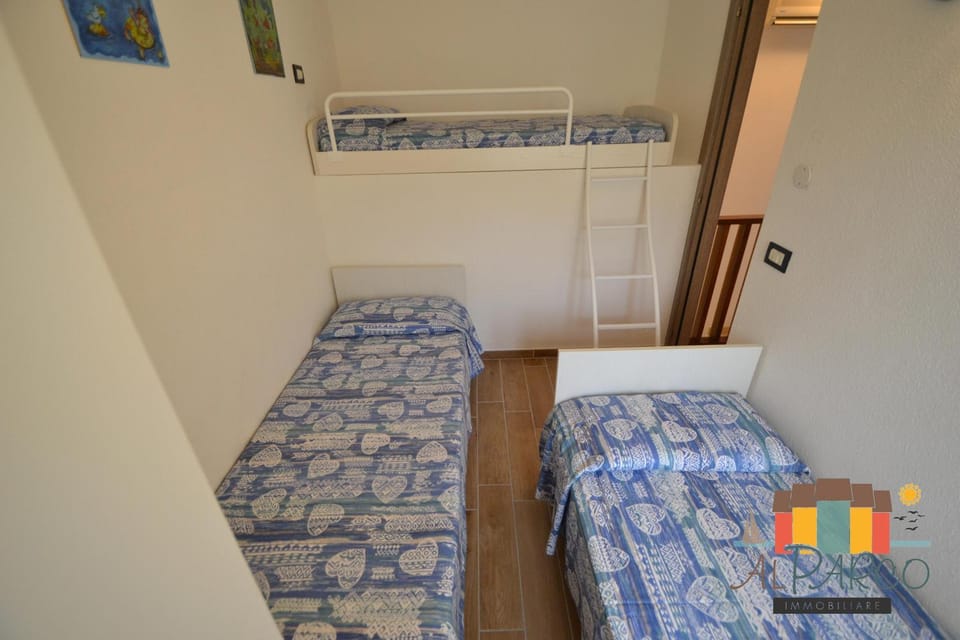 Bed, Photo of the whole room, Bedroom, bunk bed