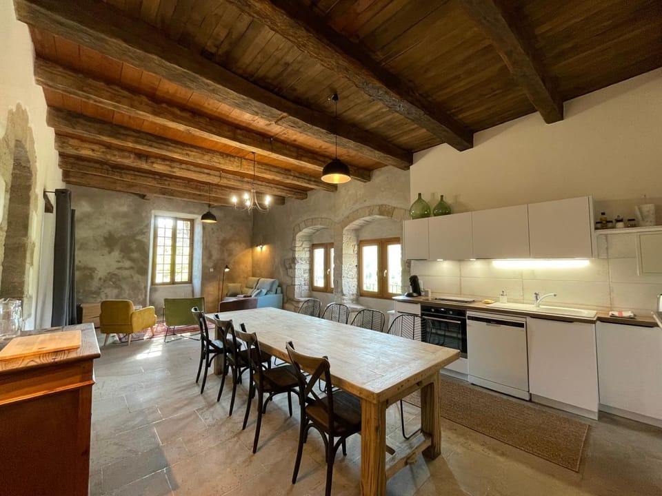 Kitchen or kitchenette, Dining area, oven, stove
