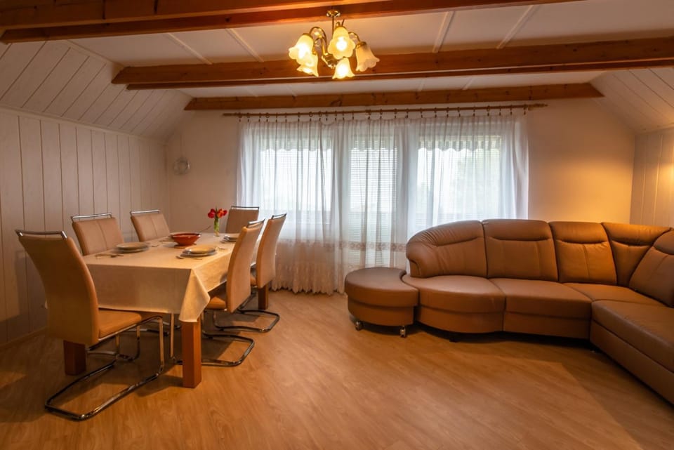 Living room, Lounge or bar, Seating area, Dining area