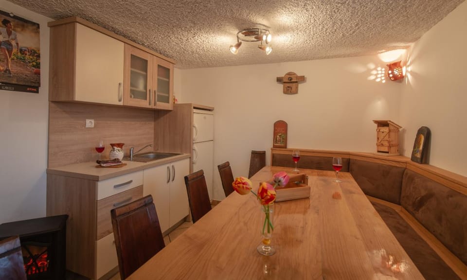 Kitchen or kitchenette, Dining area, Communal kitchen