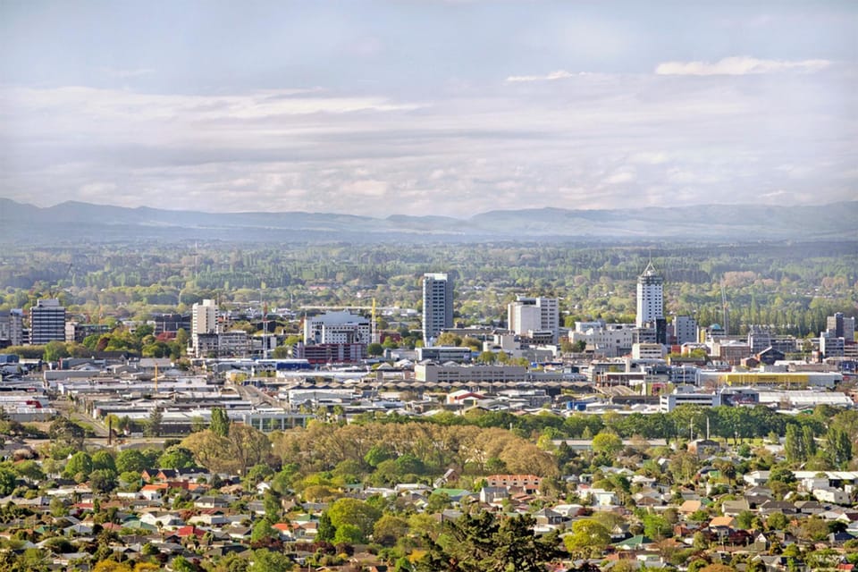 Nearby landmark, Restaurant/places to eat, Natural landscape, City view, Shopping Area