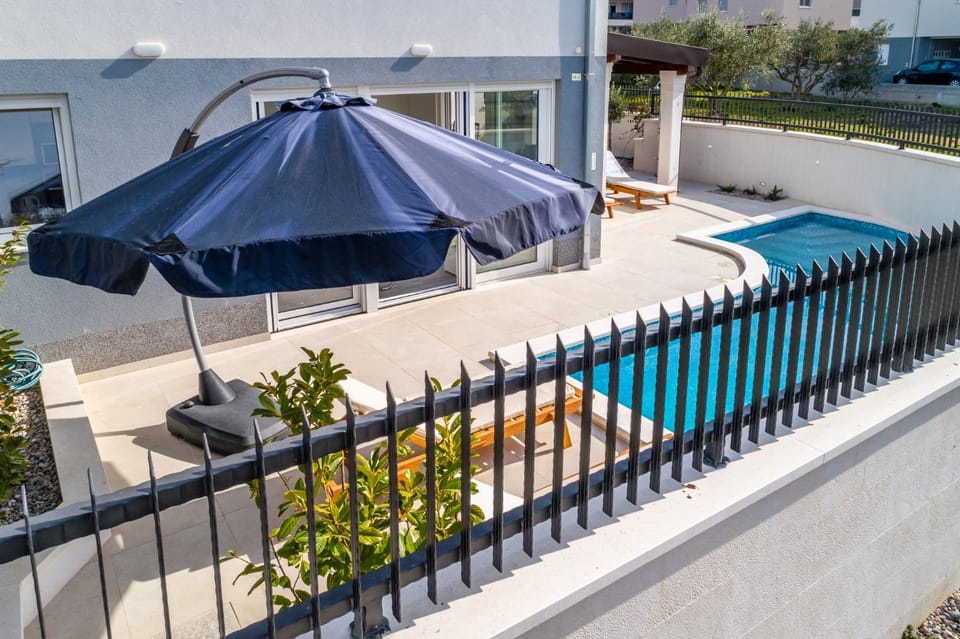 Urban Villa With Private Pool Apartment in Podstrana
