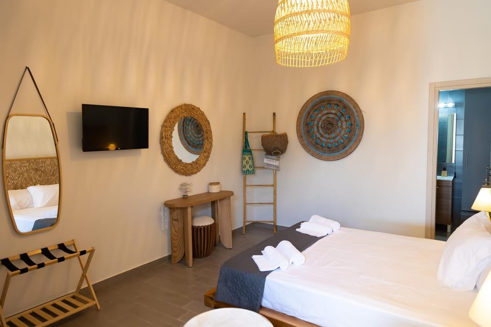 Bed, TV and multimedia, Bedroom