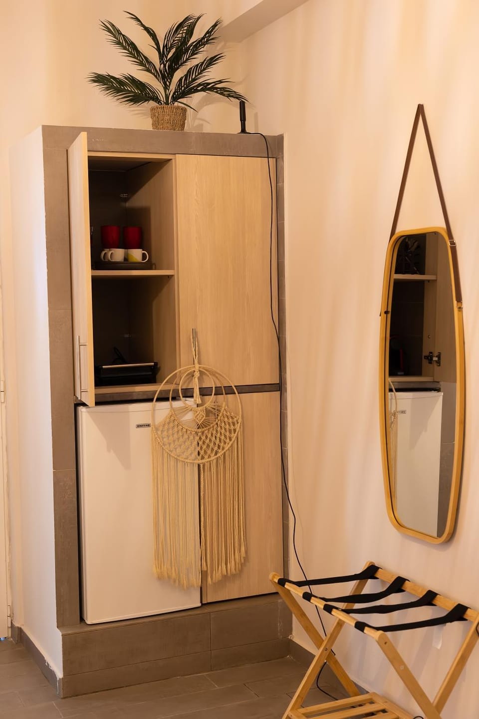 Breakfast, wardrobe
