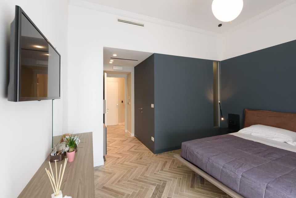 Bed, TV and multimedia, Photo of the whole room
