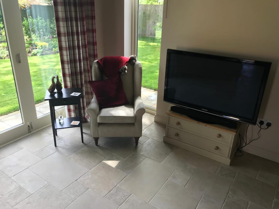 Communal lounge/ TV room, TV and multimedia, Living room, Seating area