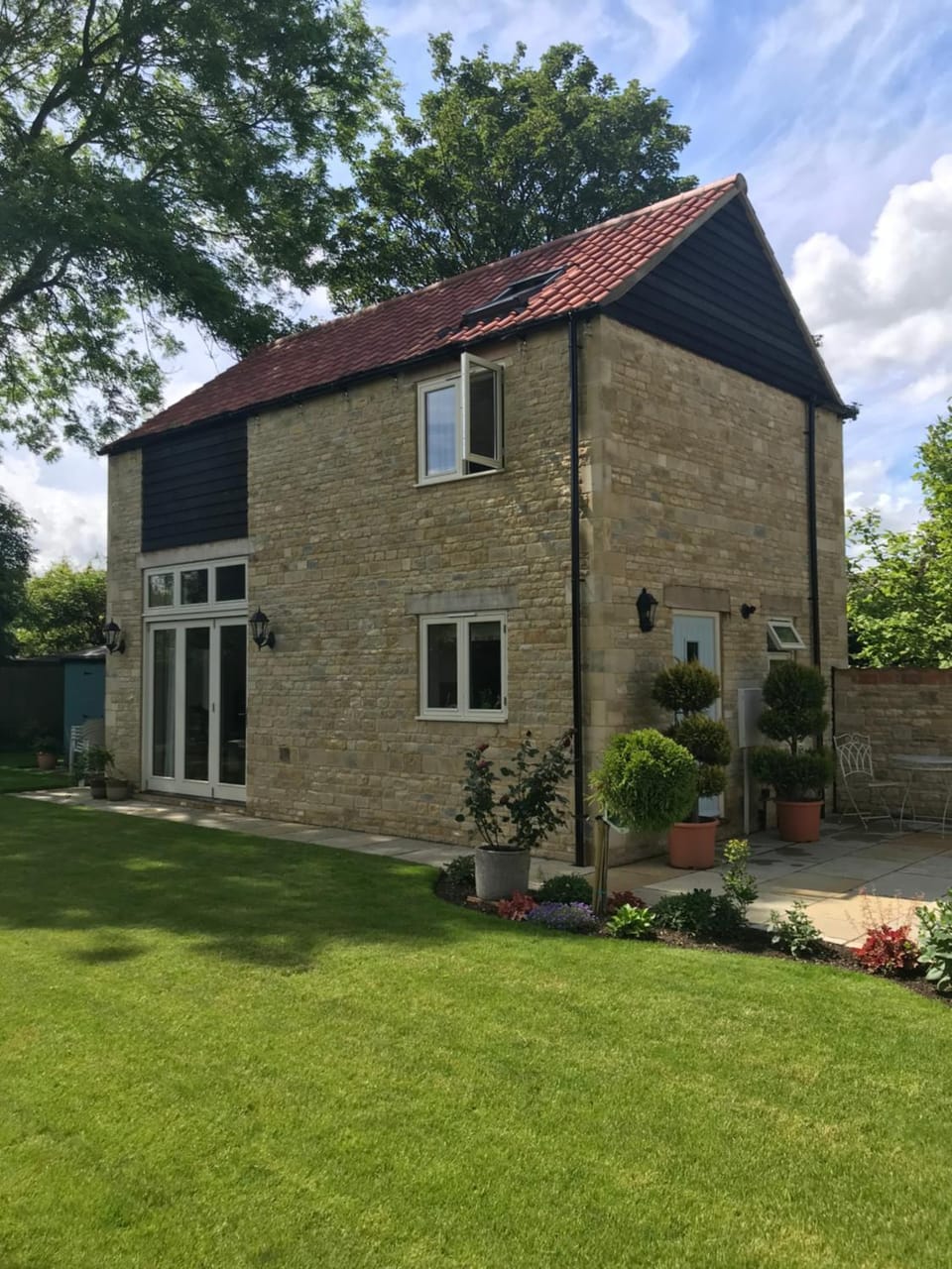Property building, Patio, Facade/entrance, Garden
