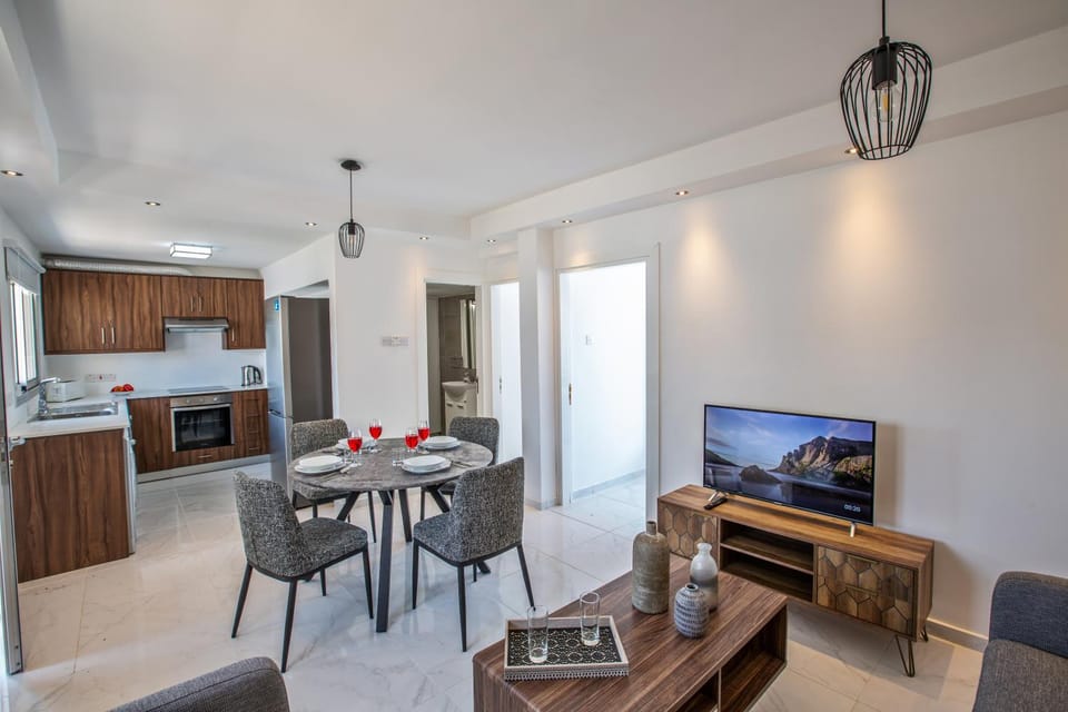 TV and multimedia, Living room, Seating area, Dining area