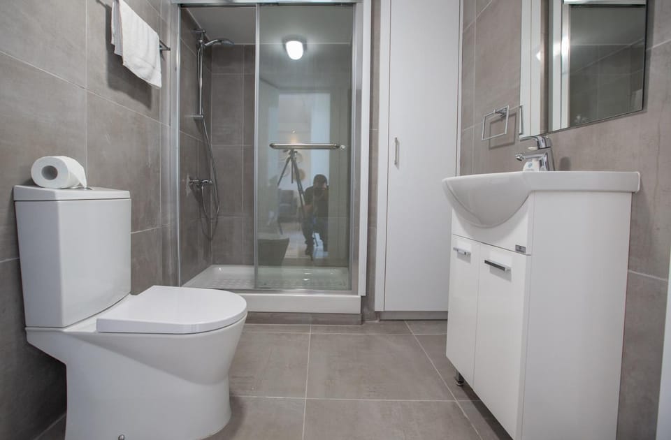 Shower, Toilet