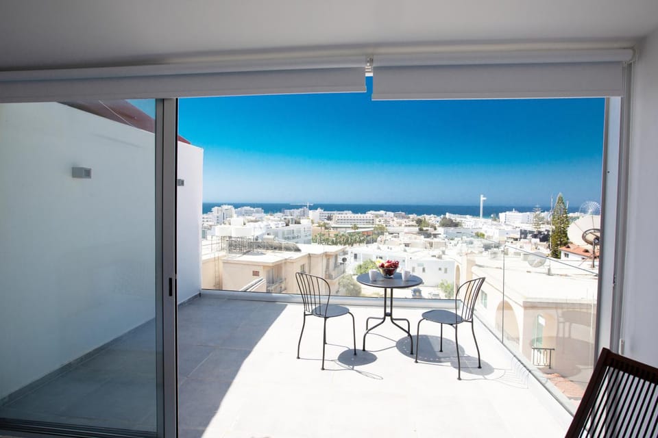 Property building, Balcony/Terrace, Sea view