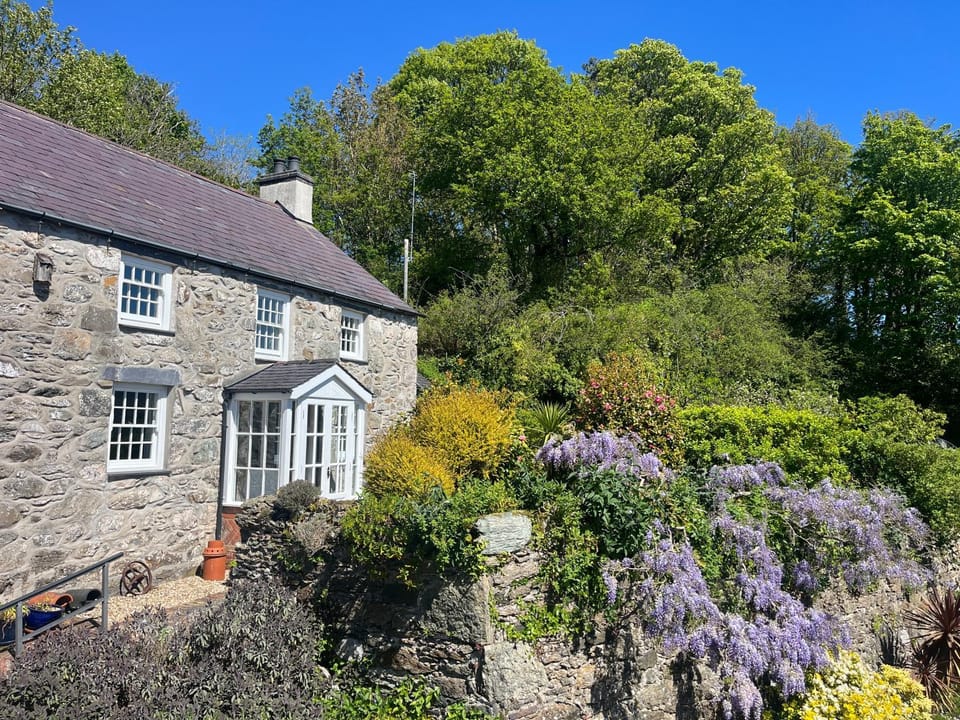 Coed y Berclas cottage, private orchard with stunning sea views House in Wales