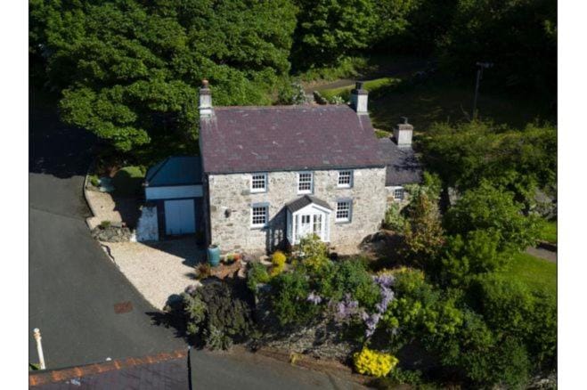 Coed y Berclas cottage, private orchard with stunning views House in Wales