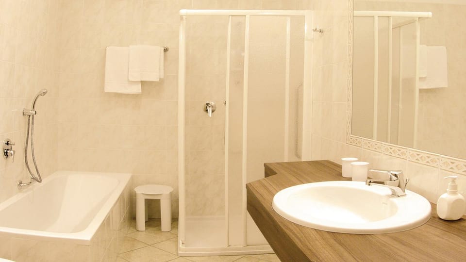 Shower, Toilet, Bathroom, Bath