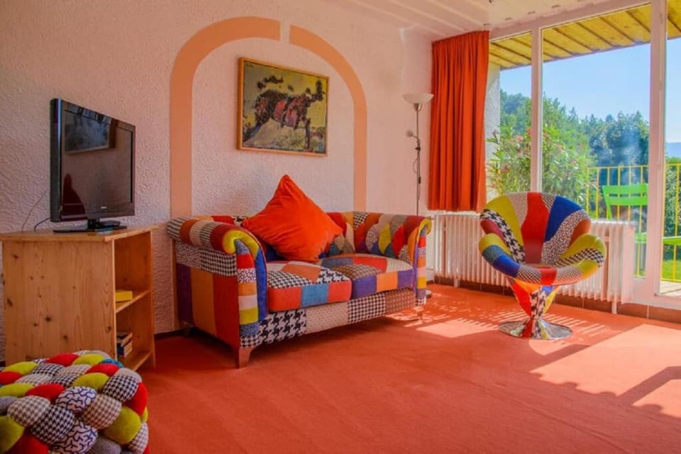TV and multimedia, Seating area