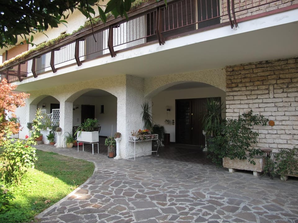 Facade/entrance, Internal: Not applicable to any particular room