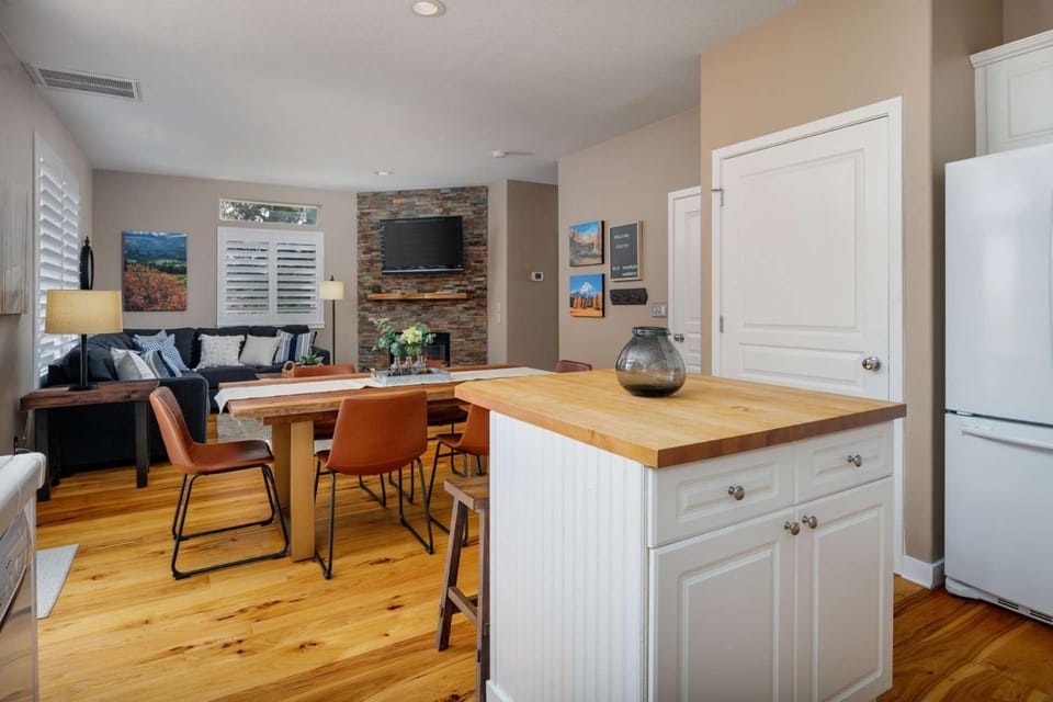 Beaverton Creek Cottage House in Hillsboro