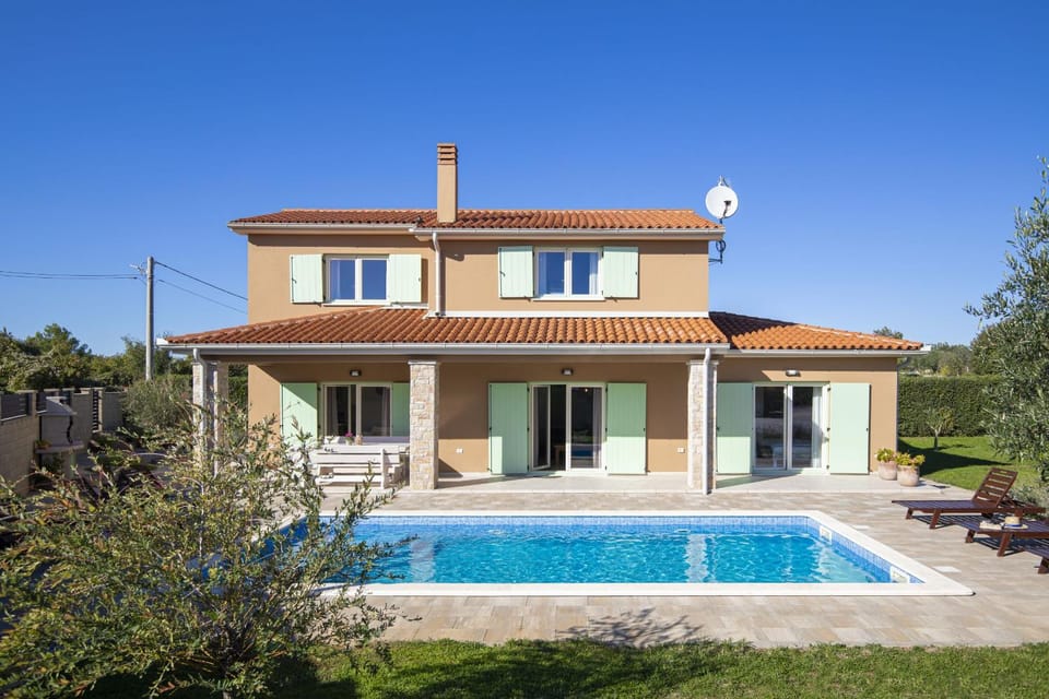 Property building, Day, Swimming pool, sunbed